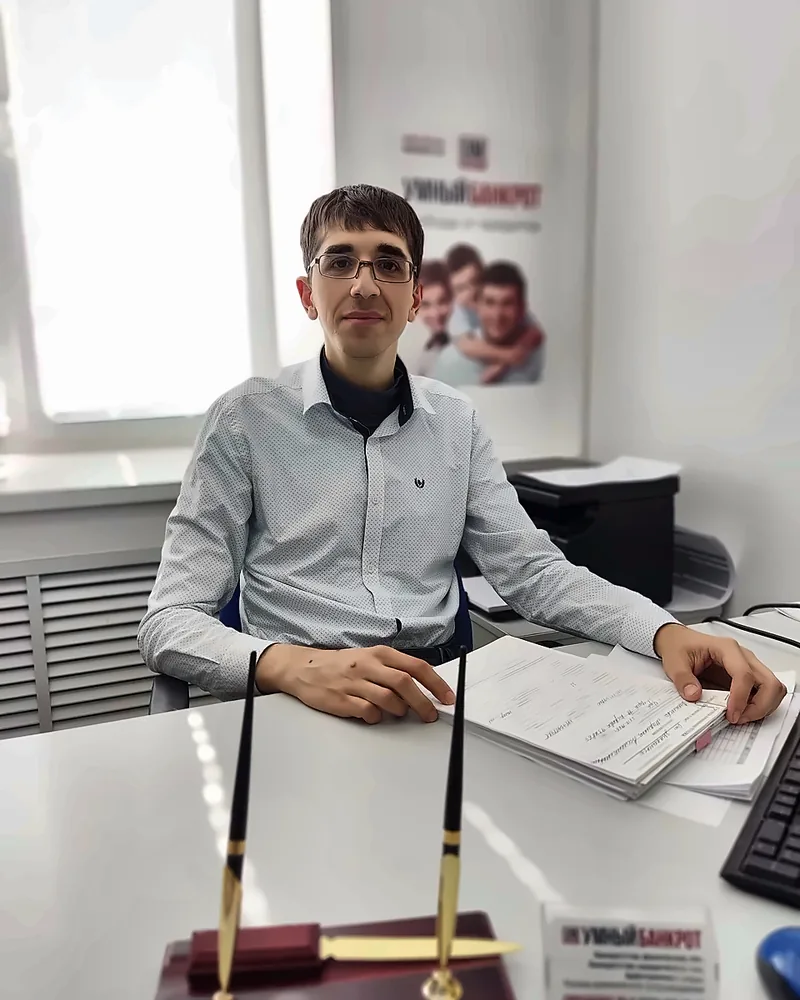 Александр, консультант «Умный Банкрот», на рабочем месте в офисе